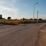 L�edificio si trova su via Leonardo, la stradina che collega il nuovo porto turistico di Polignano alla frazione di San Vito. Percorsi un centinaio di metri la masseria apparir� sulla sinistra, situata su una lieve altura immersa in un boschetto fatto di fichi d�india, lecci e pini silvestri